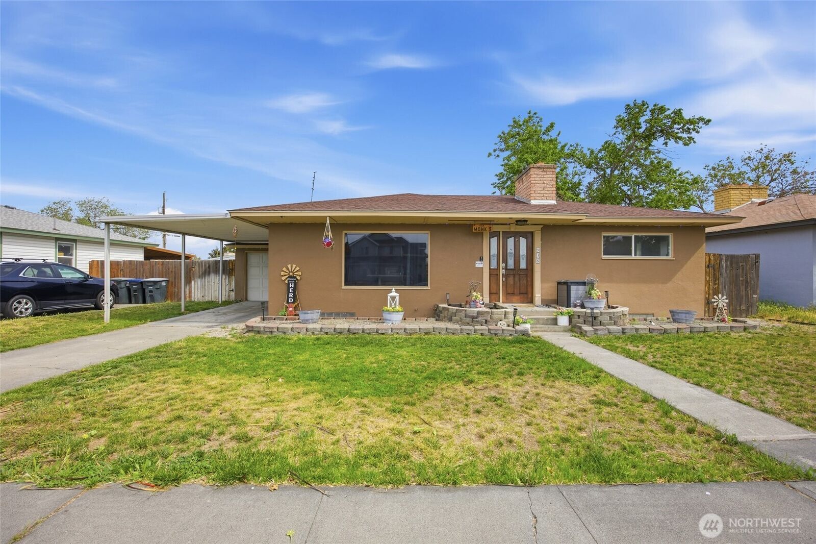 Property Photo: 938 E Hill Avenue WA 98837