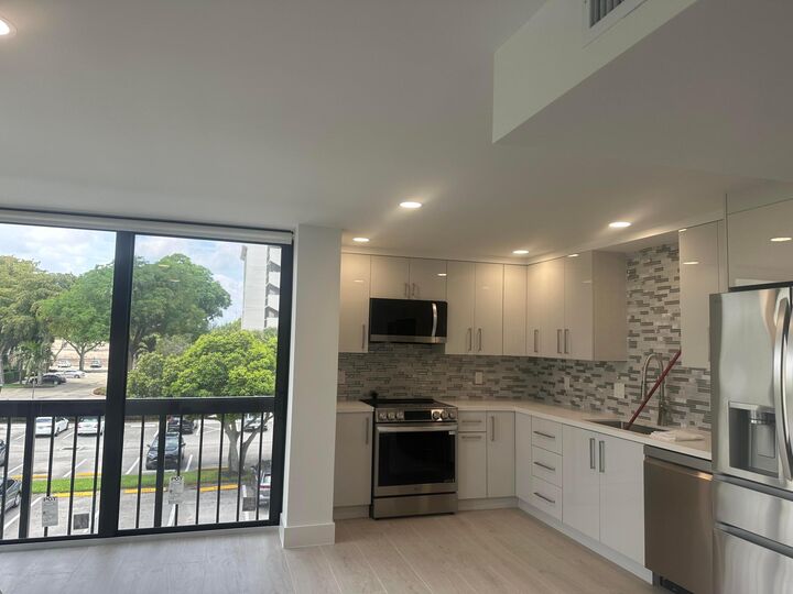 Property Photo:  1732 Bridgewood Drive  FL 33434 