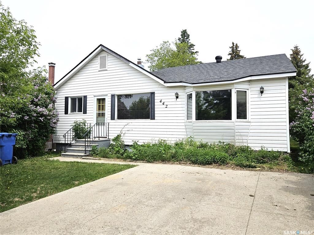 Property Photo: 442 6th Avenue W SK S0A 2P0