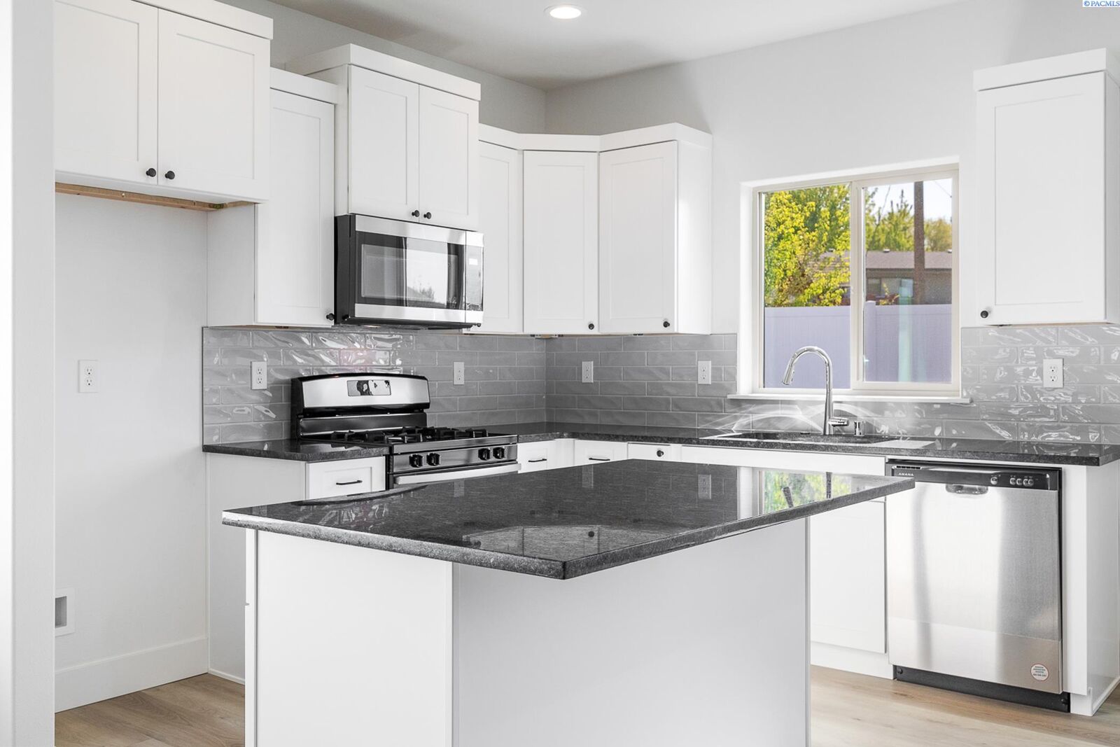 Property Photo:  1118 S Underwood Pl  WA 99337 