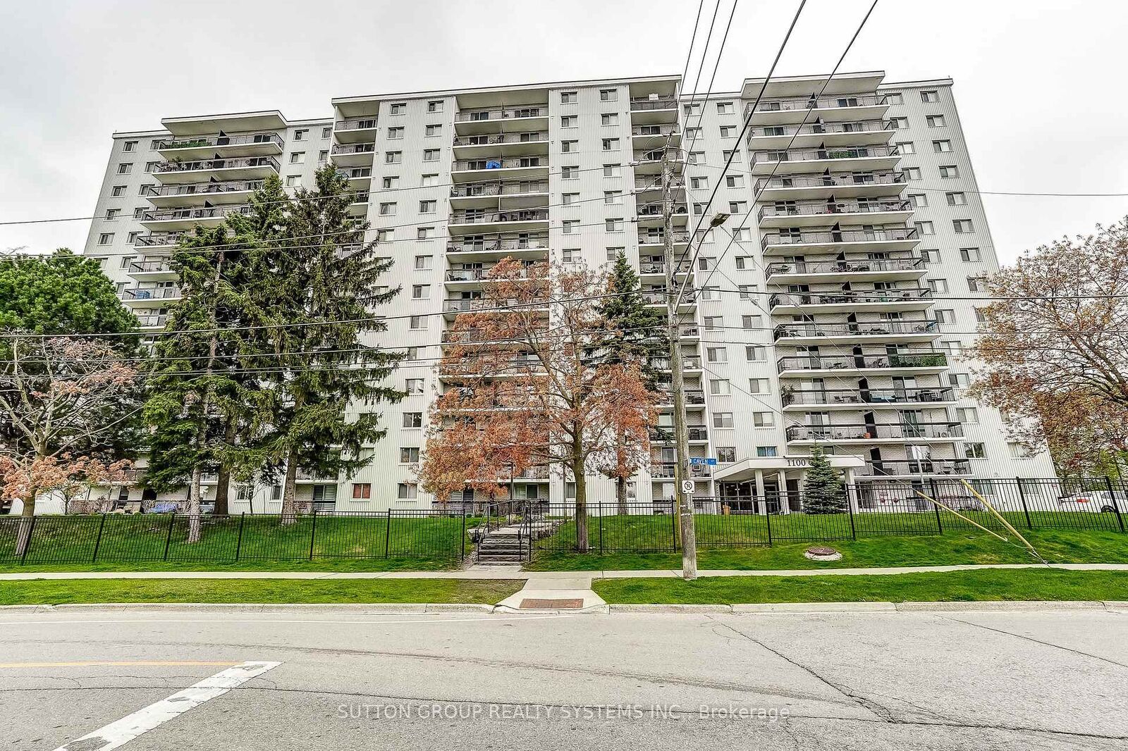 Property Photo: 1100 Caven Street 1211 ON L5G 4N3