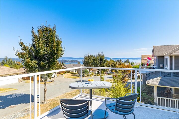 Property Photo: 484 Hillcrest Ave BC V9G 1W2