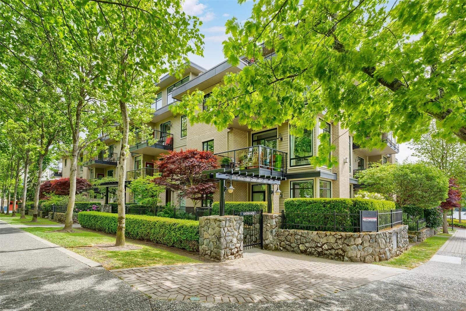 Property Photo:  330 Waterfront Cres 207  BC V8T 5K3 