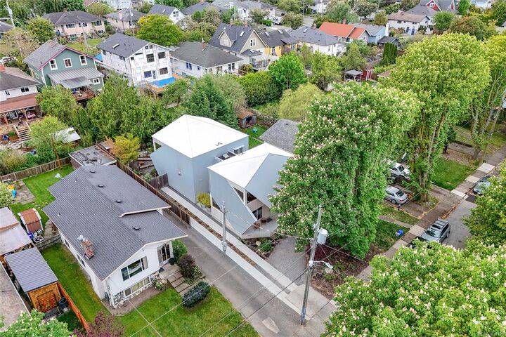 Property Photo:  1427 Walnut St  BC V8R 1Y7 
