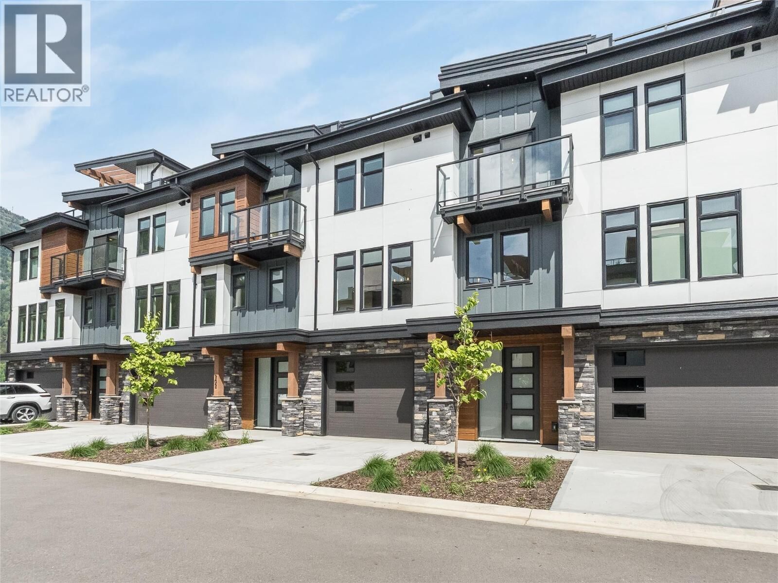 Property Photo: 910 Lakeside Drive 203 BC V1L 6G3