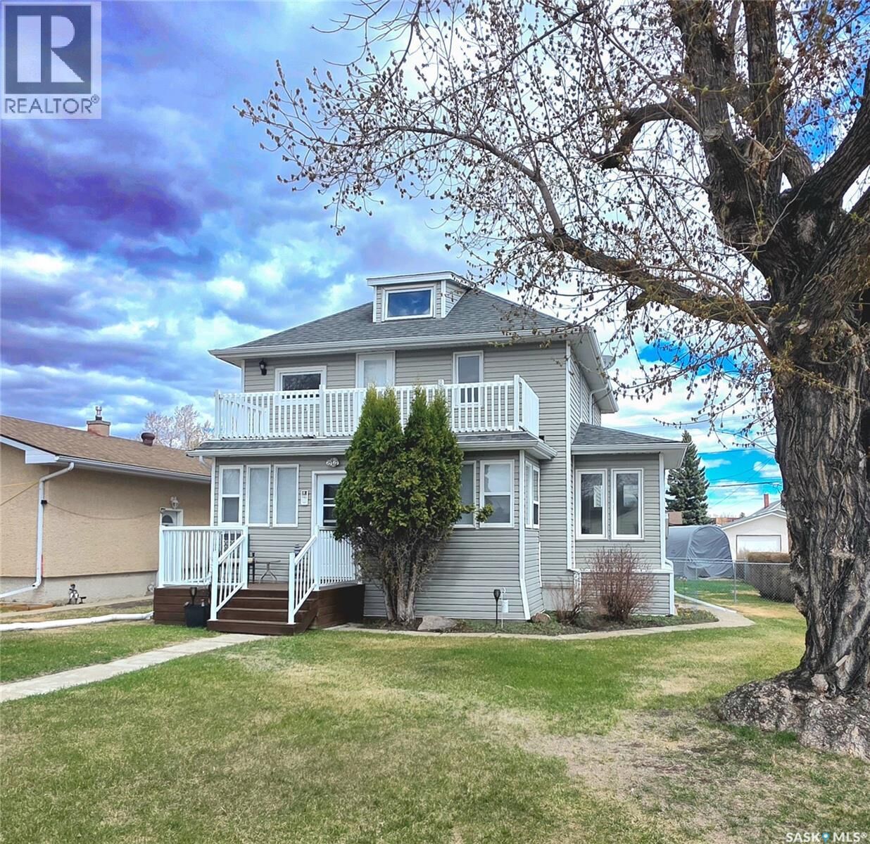 Property Photo:  142 10th Avenue W  SK S0A 2P0 