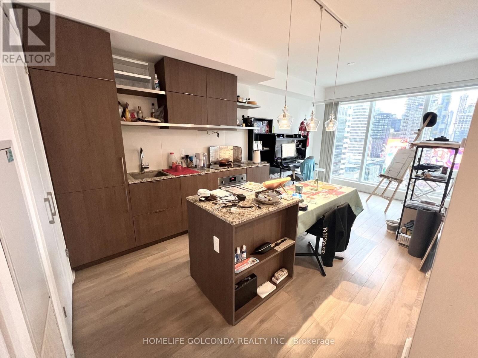 Property Photo:  197 Yonge Street 1801  ON M5B 1M4 