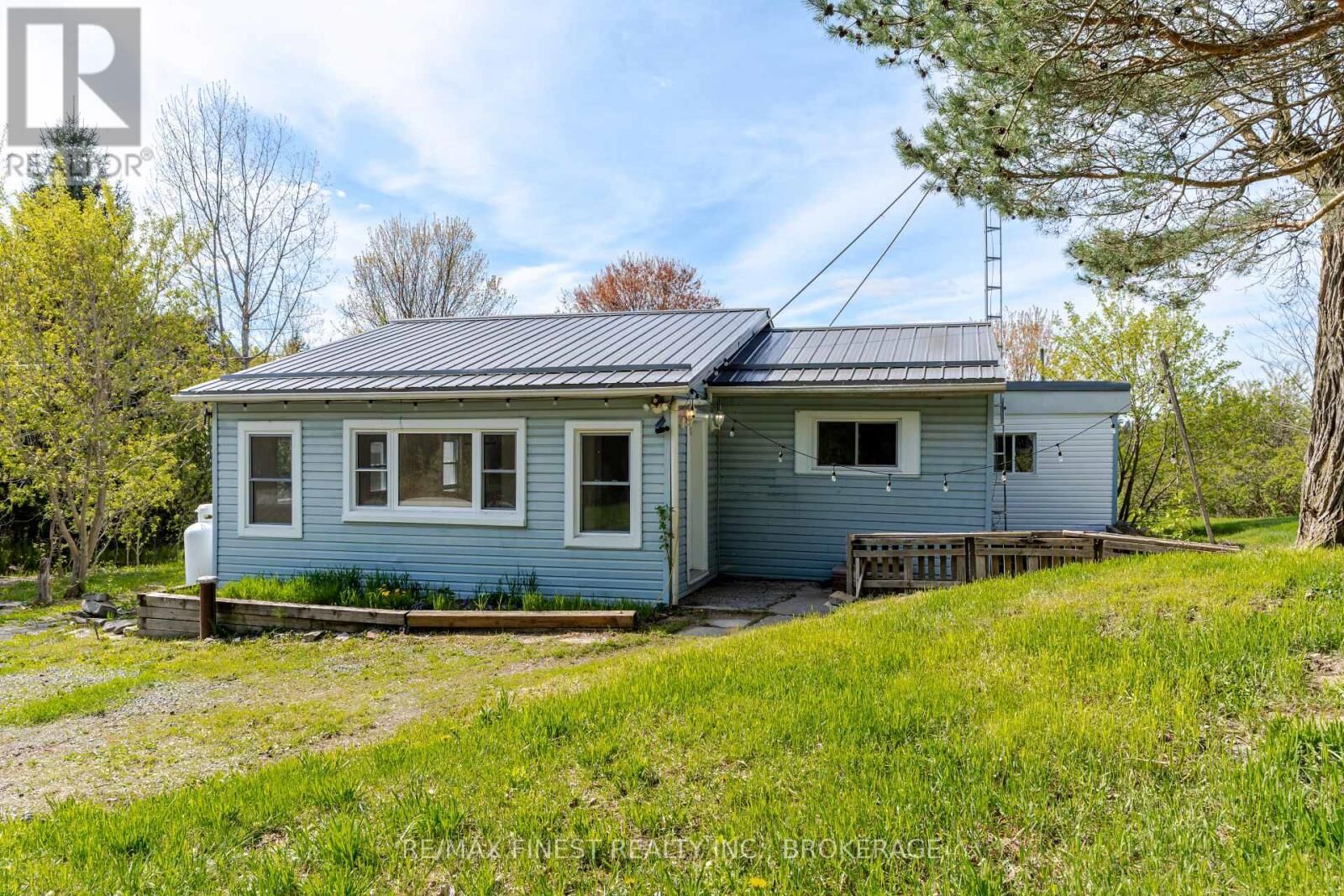 Property Photo:  6804 6th Concession Road  ON K6V 5T5 