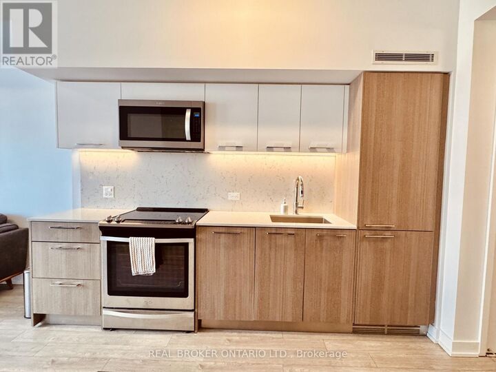 Property Photo:  15 Baseball Place 717  ON M4M 0E6 