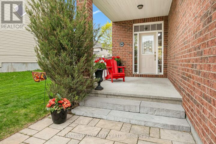 Property Photo:  372 Kingbrook Drive  ON K2M 0G2 