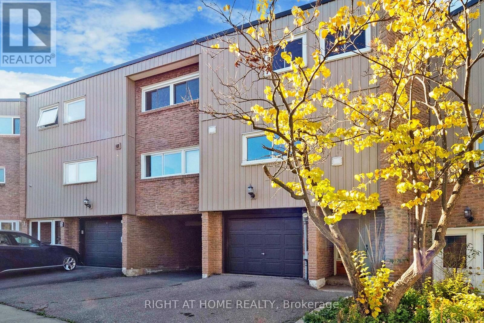 Property Photo:  400 Bloor Street 6  ON L5A 3M8 