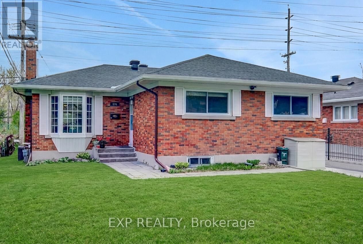 Property Photo:  576 Browning Avenue  ON K1G 0T4 