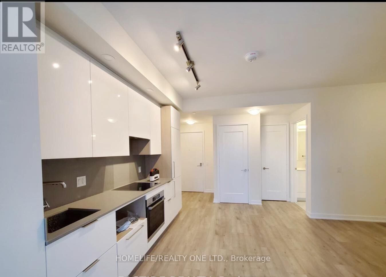 Property Photo:  28 Freeland Street 3206  ON M5E 0E3 