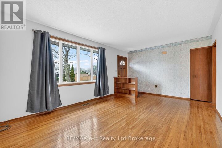 Property Photo:  42 Princess Park Road  ON N5C 1X8 