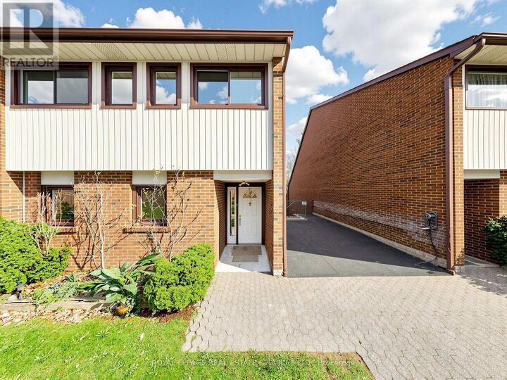 Property Photo:  530 Falgarwood Drive 21  ON L6H 1N3 