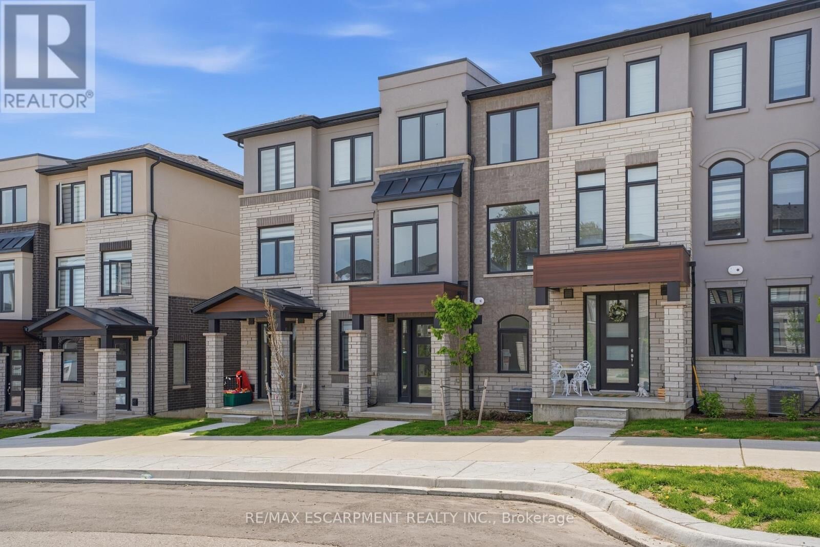 Property Photo:  155 Equestrian Way Unit 33  ON N3E 0E8 