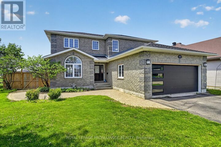 Property Photo:  1014 Crestwood Drive  ON K6V 7N1 