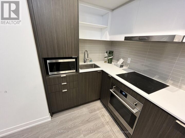 Property Photo:  55 Cooper Street 4111  ON M5E 0G1 