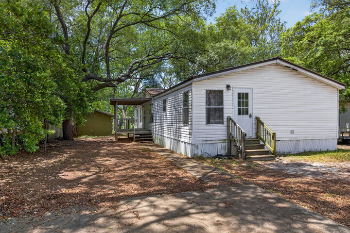 Property Photo: 1037 Everglade Drive FL 32578