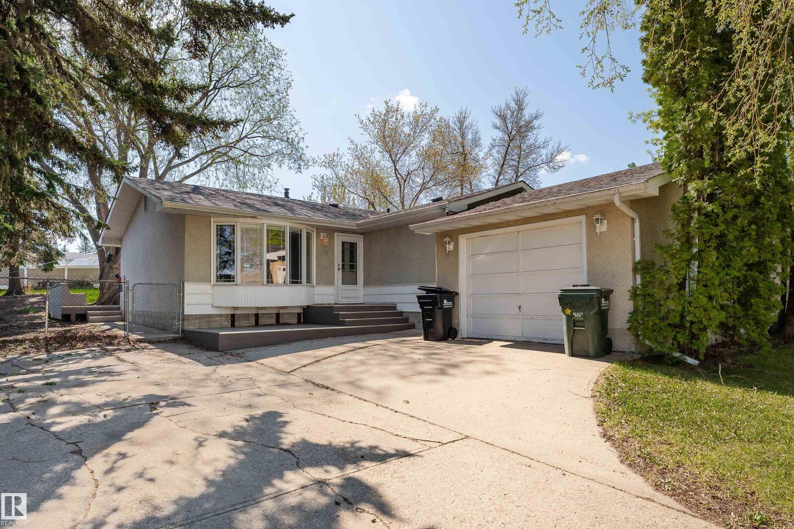 Property Photo: 23 Bluebird Crescent AB T8A 0E6