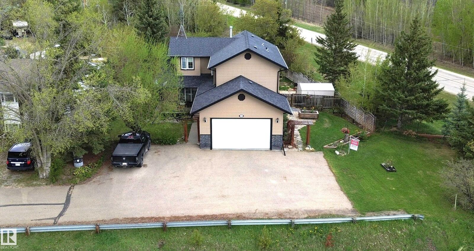 Property Photo:  501 Lakeside Drive  AB T7Z 2V5 