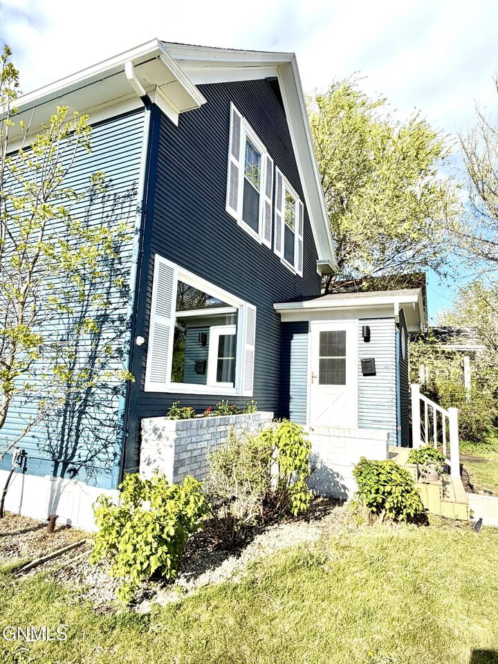 Property Photo:  303 6th Street NE  ND 58401 