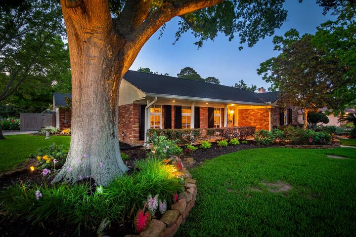Property Photo:  2503 Baycrest Drive  TX 77058 