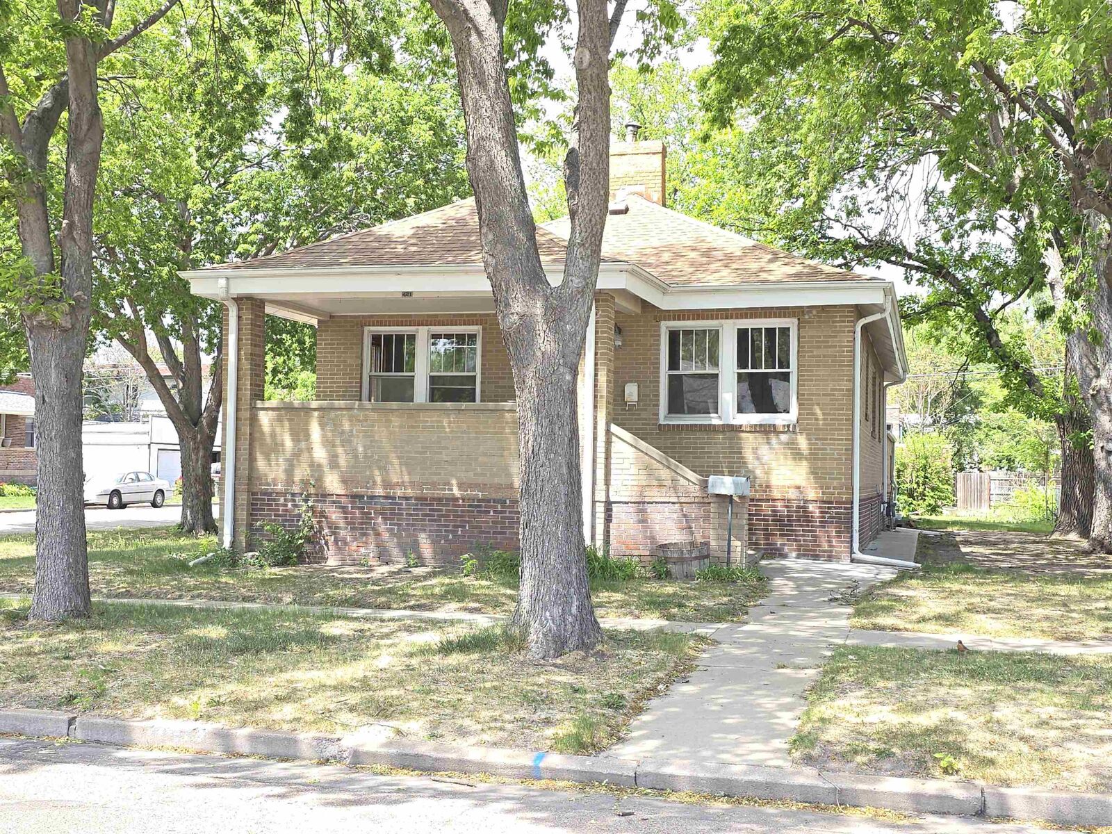 Property Photo: 421 1st NE 69101