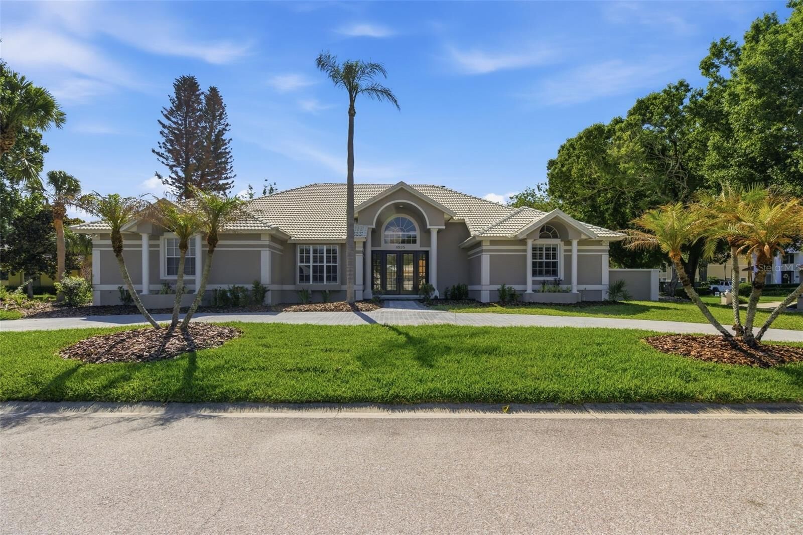 Property Photo: 8935 Jonathan Manor Drive FL 32819
