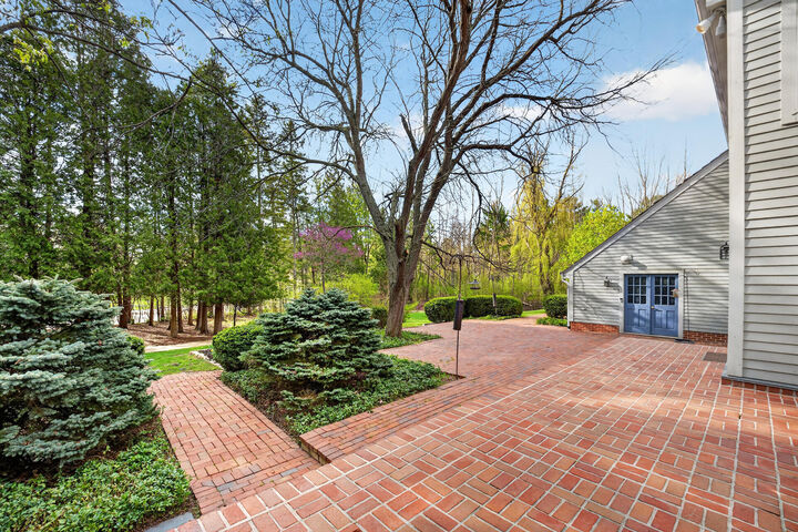 Property Photo:  125 W Glenview Ct  WI 53092 