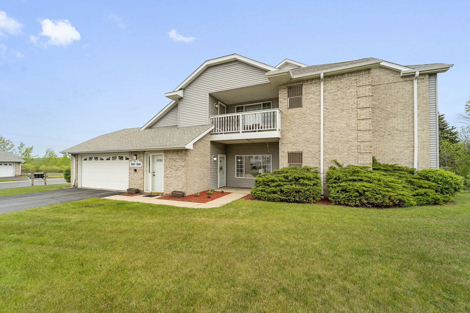 Property Photo:  6884 S Rolling Meadows Ct  WI 53154 