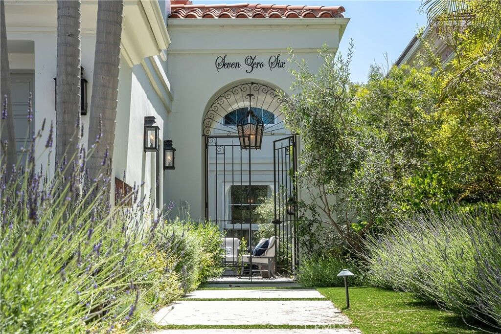 Property Photo:  706 Avenue B  CA 90277 