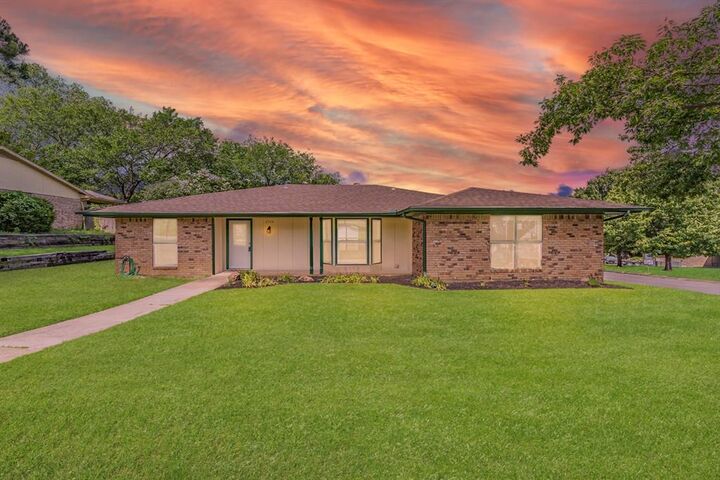 Property Photo:  1719 Sagebrush Trail  TX 76051 