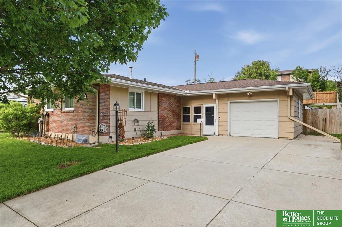 Property Photo:  5207 N 85 Street  NE 68134 