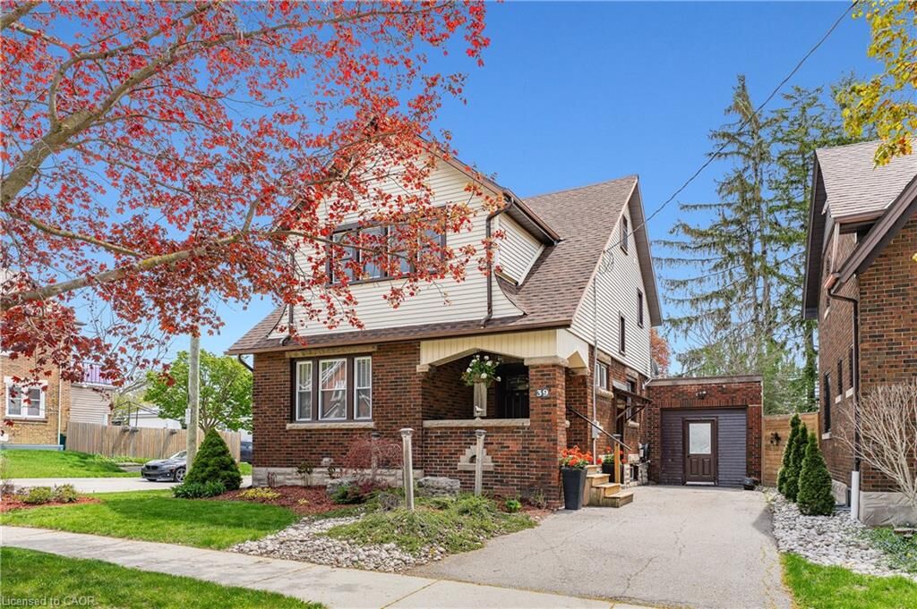 Property Photo: 39 Borden Avenue N ON N2H 3H9