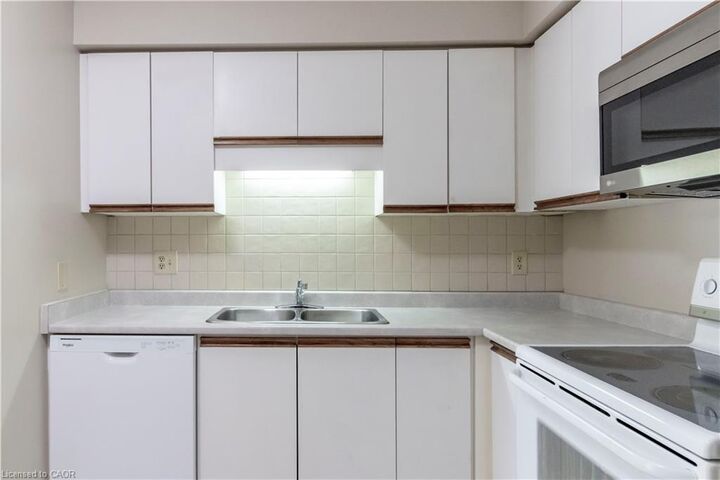 Property Photo: 266 Overlea Drive 305 ON N2M 5N2
