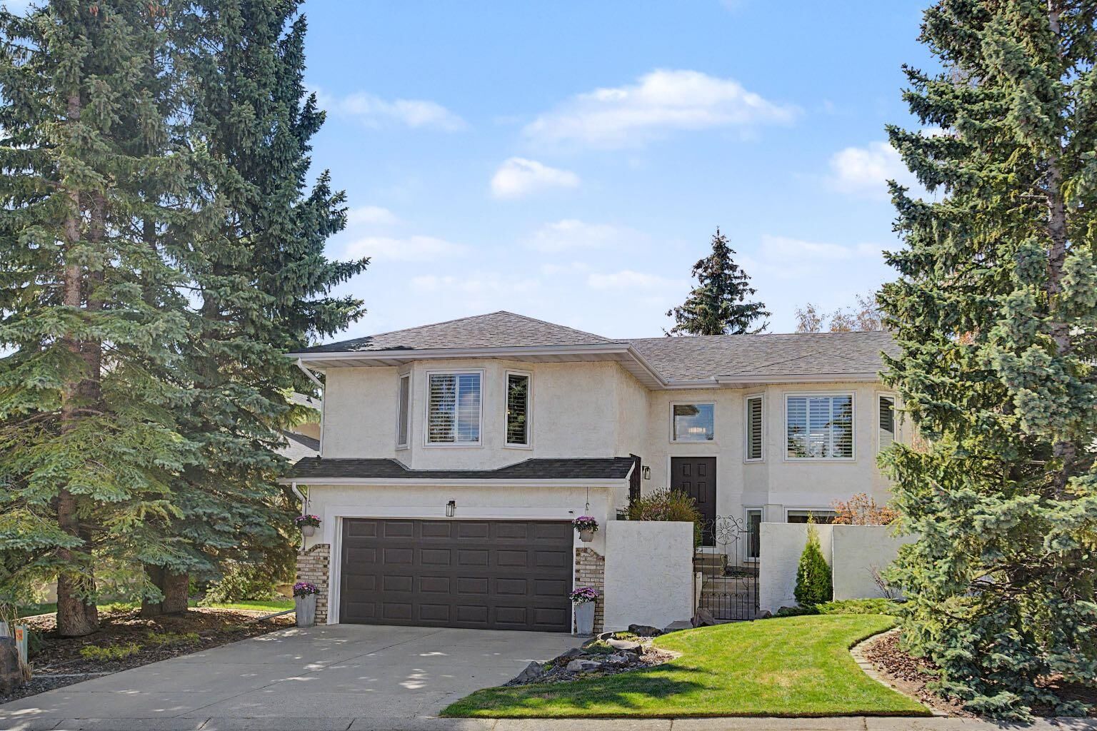 Property Photo: 7 Straddock Crescent SW AB T3H 2S6