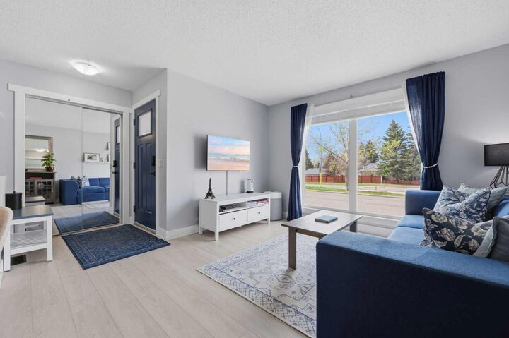 Property Photo:  160 Silvergrove Hill NW  AB T3B 4Z5 