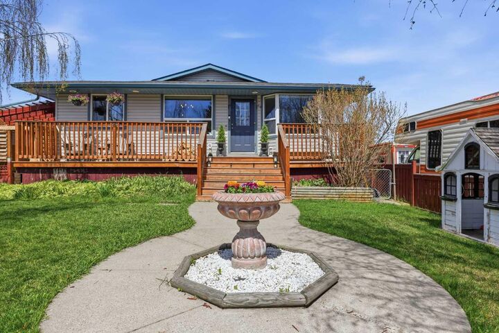 Property Photo:  118 Frontenac Avenue NW  AB T0L 2A0 