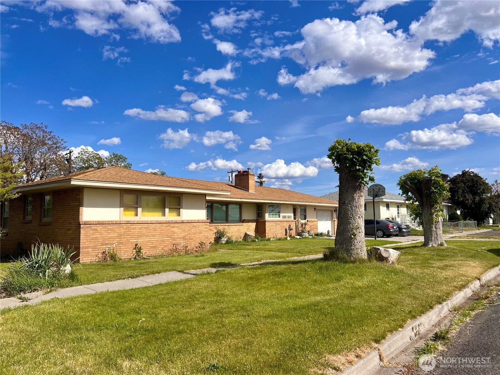 Property Photo: 426 S Almira Avenue WA 99326