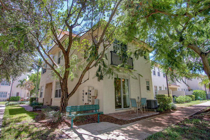 Property Photo: 1020 E Longport Circle F2 FL 33444