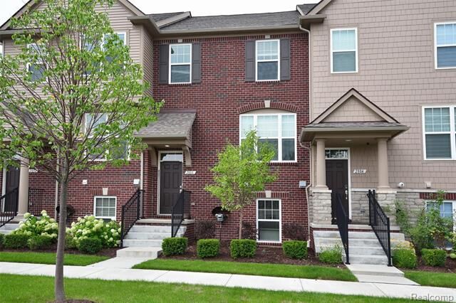 Property Photo: 2888 Glenbar Circle MI 48307