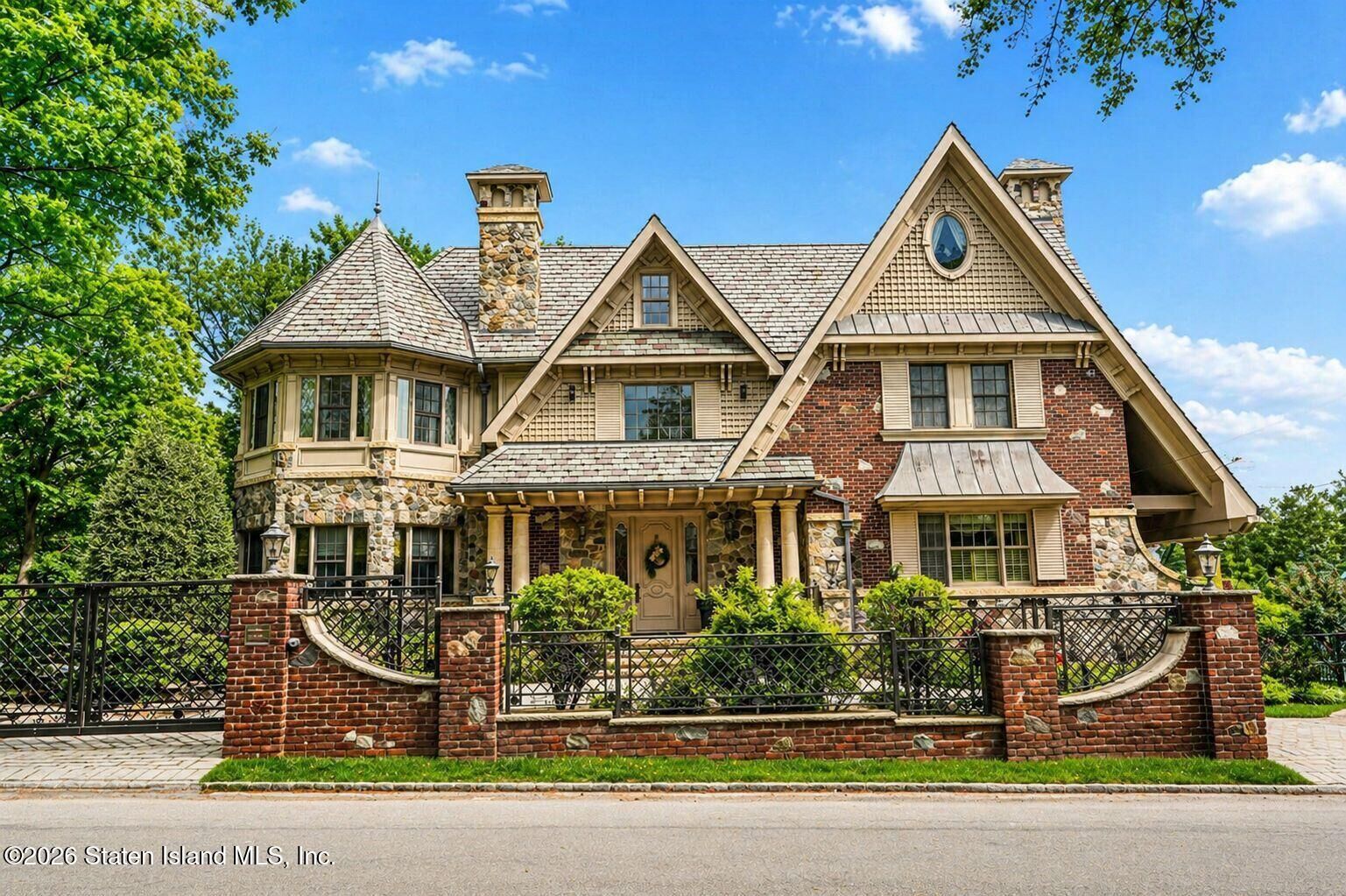 Property Photo:  125 Benedict Road  NY 10304 