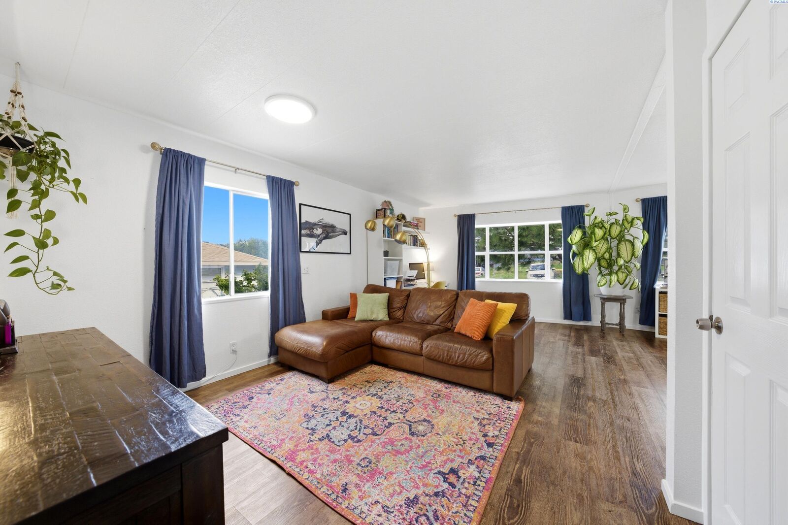 Property Photo: 512 N 61st Ave WA 99353