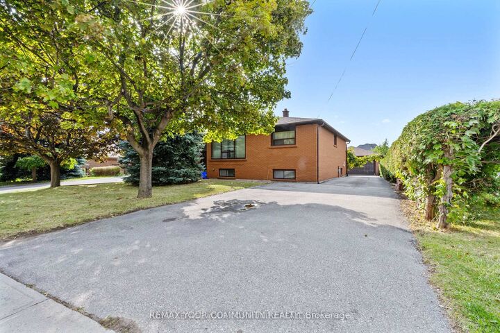 Property Photo: 221 Elgin Mills Road W ON L4C 4M1