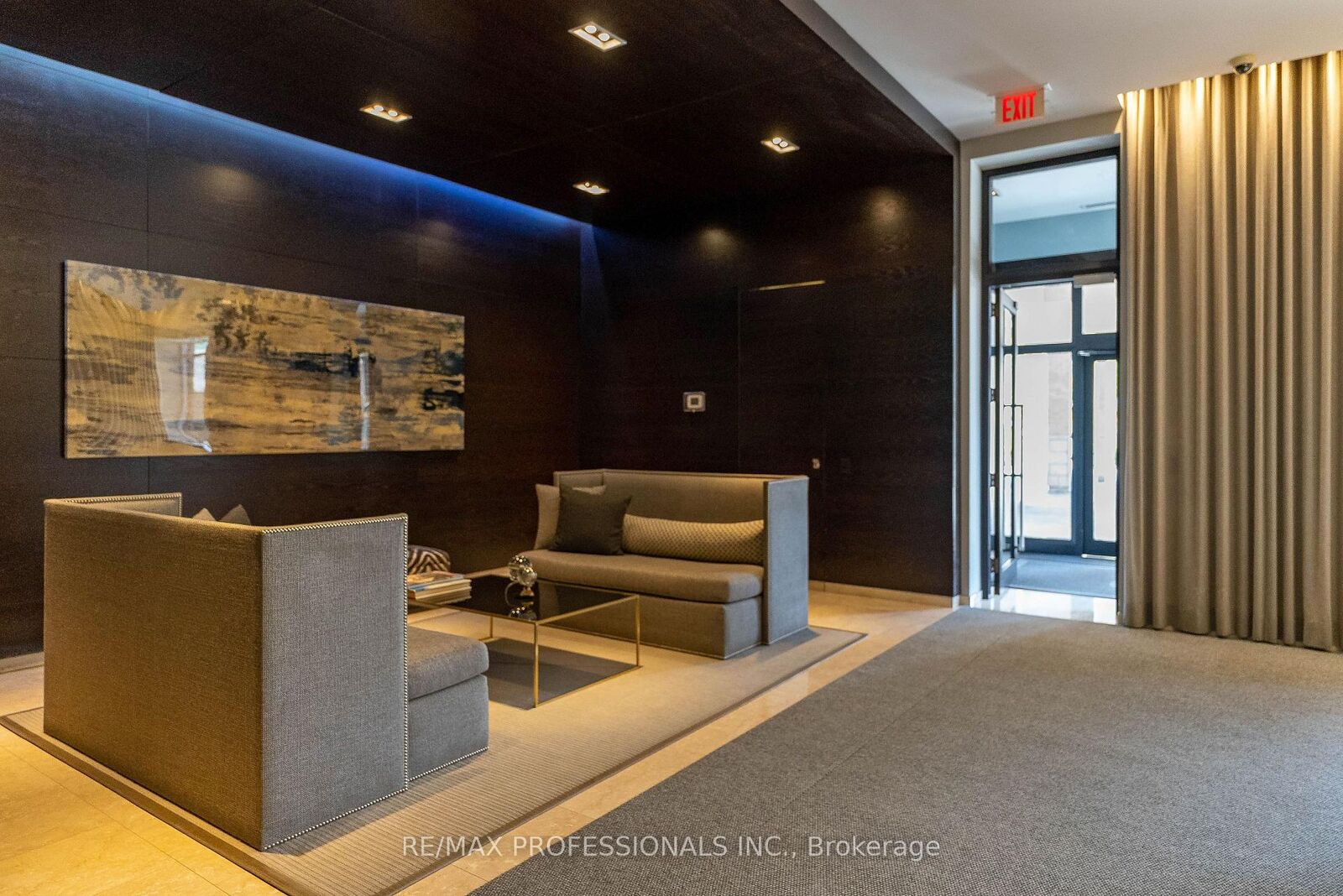 Property Photo: 99 Avenue Road Subph3 ON M5R 2G5