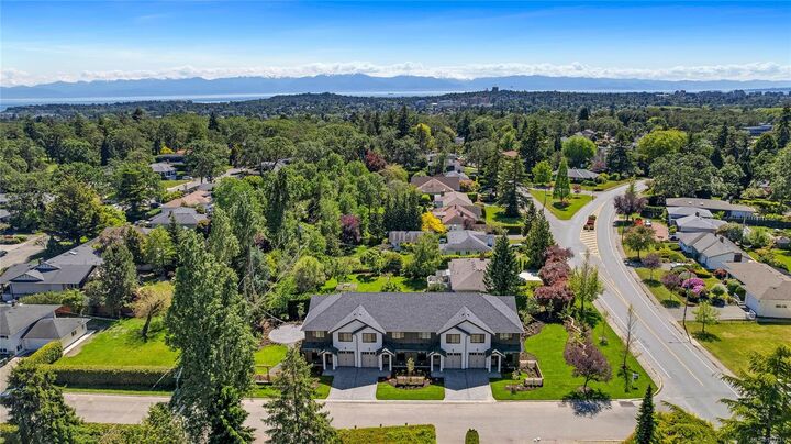 Property Photo:  3333 Henderson Rd 1  BC V8P 5A5 
