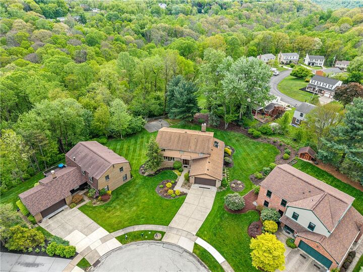 Property Photo:  120 Windsor Court  PA 15146 