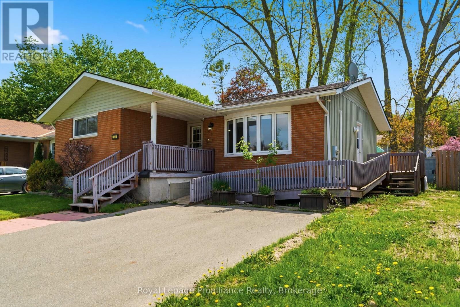 Property Photo:  85 Nicholas Street  ON K8V 4H7 