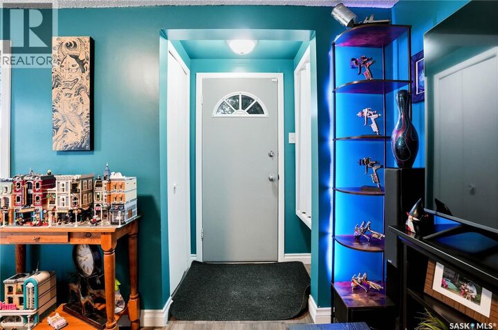 Property Photo:  908 L Avenue N  SK S7L 2R6 